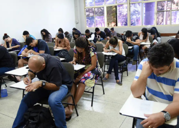 Inscrições do Encceja 2026 vão até 15 de maio. Exame gratuito do Inep certifica ensino fundamental e médio para jovens e adultos em todo o Brasil.