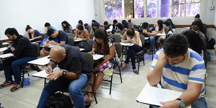 Inscrições do Encceja 2026 vão até 15 de maio. Exame gratuito do Inep certifica ensino fundamental e médio para jovens e adultos em todo o Brasil.
