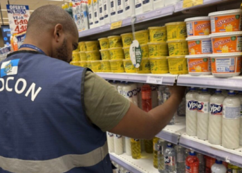 Ypê obtém suspensão temporária de decisão da Anvisa sobre produtos de limpeza após recurso, mas órgão mantém alerta sanitário e investigação segue em análise.
