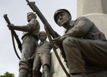 Cerimônia no Rio de Janeiro marcou os 81 anos do fim da Segunda Guerra Mundial na Europa, homenageou militares brasileiros, entregou a Medalha da Vitória e contou com desfile aéreo da Esquadrilha da Fumaça.