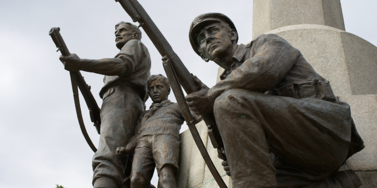 Cerimônia no Rio de Janeiro marcou os 81 anos do fim da Segunda Guerra Mundial na Europa, homenageou militares brasileiros, entregou a Medalha da Vitória e contou com desfile aéreo da Esquadrilha da Fumaça.