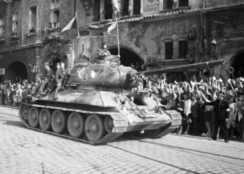 Com os 80 anos do fim da Segunda Guerra, análises ressaltam a atuação do Exército Vermelho na derrota da Alemanha nazista e na libertação de países ocupados na Europa.