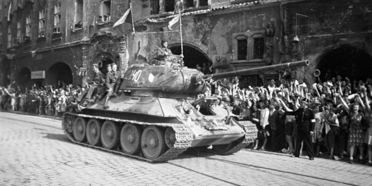 Com os 80 anos do fim da Segunda Guerra, análises ressaltam a atuação do Exército Vermelho na derrota da Alemanha nazista e na libertação de países ocupados na Europa.