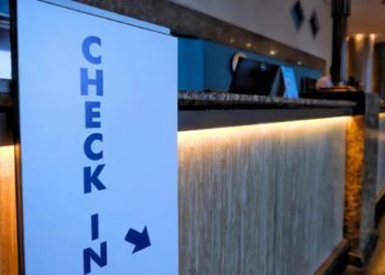 Meios de hospedagem no Brasil passaram a utilizar ficha digital obrigatória para cadastro de hóspedes. Sistema promete agilizar check-in e reduzir filas em hotéis e pousadas.