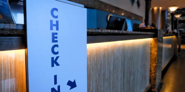 Meios de hospedagem no Brasil passaram a utilizar ficha digital obrigatória para cadastro de hóspedes. Sistema promete agilizar check-in e reduzir filas em hotéis e pousadas.