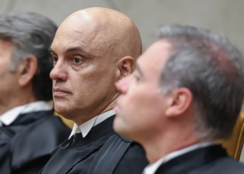 O ministro Alexandre de Moraes suspendeu a aplicação da Lei da Dosimetria em casos do 8 de janeiro até decisão do STF sobre a constitucionalidade da norma.