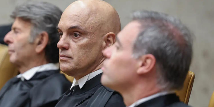 O ministro Alexandre de Moraes suspendeu a aplicação da Lei da Dosimetria em casos do 8 de janeiro até decisão do STF sobre a constitucionalidade da norma.