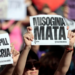 Relatório do Observatório Lupa indica campanha de desinformação sobre o Projeto de Lei da Misoginia, com conteúdos falsos e distorções nas redes sociais.