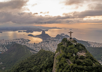 Rio de Janeiro teve a madrugada mais fria do ano e enfrenta ressaca com interdição de avenida no Leblon e alerta da Marinha até quarta-feira.