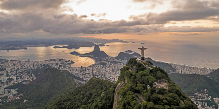 Rio de Janeiro teve a madrugada mais fria do ano e enfrenta ressaca com interdição de avenida no Leblon e alerta da Marinha até quarta-feira.