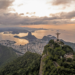 Rio de Janeiro teve a madrugada mais fria do ano e enfrenta ressaca com interdição de avenida no Leblon e alerta da Marinha até quarta-feira.