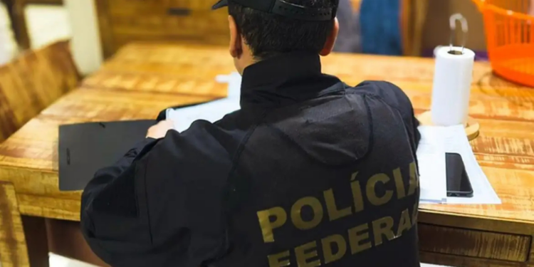 Polícia Federal deflagra operação em 16 estados com 236 mandados para combater tráfico de drogas, armas e lavagem de dinheiro em ação integrada de segurança pública.