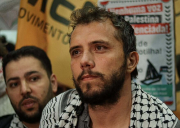 Thiago Ávila desembarca em Brasília após prisão em Israel e denuncia violência e isolamento durante detenção ligada à flotilha humanitária para Gaza.