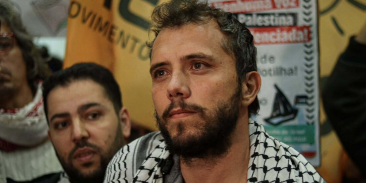 Thiago Ávila desembarca em Brasília após prisão em Israel e denuncia violência e isolamento durante detenção ligada à flotilha humanitária para Gaza.