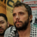 Thiago Ávila desembarca em Brasília após prisão em Israel e denuncia violência e isolamento durante detenção ligada à flotilha humanitária para Gaza.