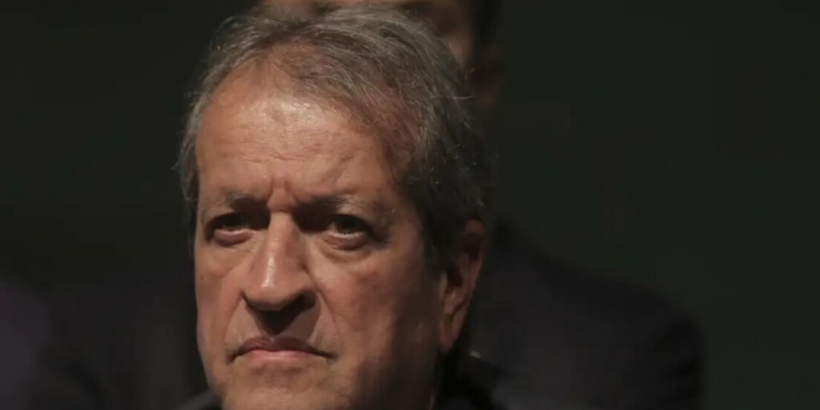 Justiça do DF condena Valdemar Costa Neto a pagar R$ 20 mil ao PT por declarações sobre os atos de 8 de janeiro. Defesa do presidente do PL afirma que vai recorrer.