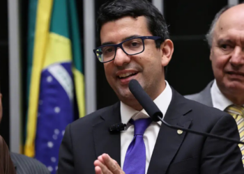 PF deflagra Operação Castratio para investigar fraudes em contratos públicos no RJ que somam R$ 200 milhões; deputado federal está entre os alvos.