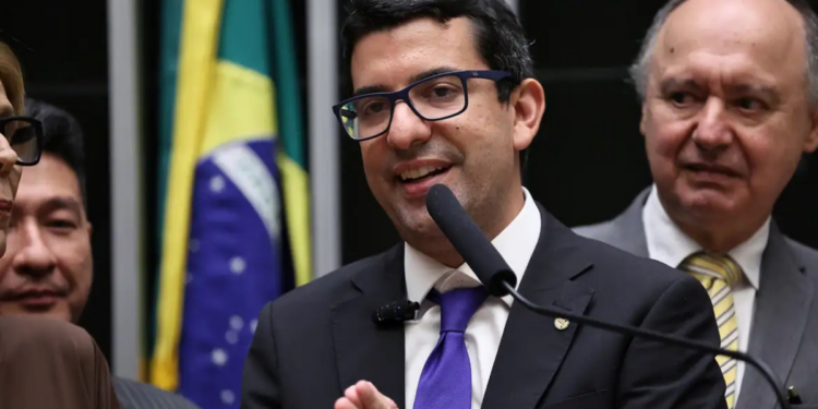 PF deflagra Operação Castratio para investigar fraudes em contratos públicos no RJ que somam R$ 200 milhões; deputado federal está entre os alvos.