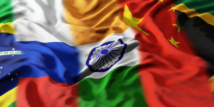 Rússia e Índia se reúnem em Nova Délhi para ampliar cooperação bilateral e alinhar posições dentro do BRICS em temas como comércio, energia e governança global.