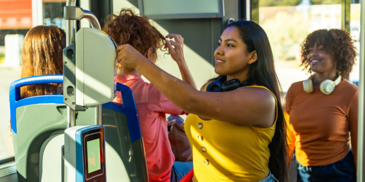 Ônibus do Rio de Janeiro não aceitarão mais dinheiro em espécie a partir de 30 de maio. Pagamento será feito apenas por cartões como Jaé e Riocard.