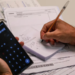 O aumento do uso de crédito para despesas cotidianas no Brasil preocupa especialistas, que alertam para o risco de endividamento e destacam a importância da educação financeira.