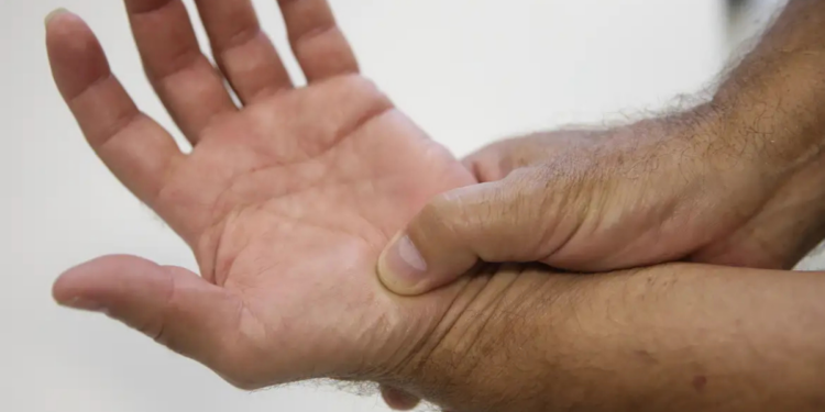 No Dia Mundial da Fibromialgia, especialistas destacam sintomas, diagnóstico e impactos do reconhecimento da doença como deficiência no Brasil.