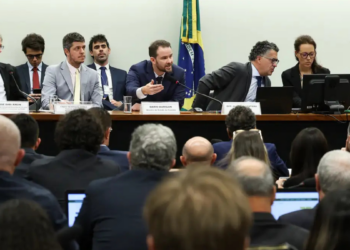 Congresso debate mudanças na jornada de trabalho e fim da escala 6x1; propostas variam de 4 dias semanais a redução gradual para 36 horas.
