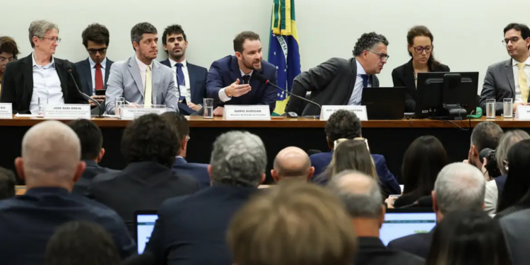 Congresso debate mudanças na jornada de trabalho e fim da escala 6x1; propostas variam de 4 dias semanais a redução gradual para 36 horas.
