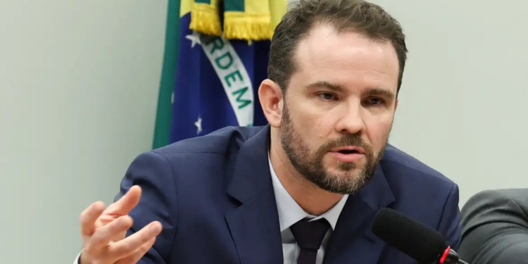 Dario Durigan desistiu de viagem oficial à Rússia após fechamento do aeroporto de Moscou. Secretário participaria de reuniões do banco dos Brics presidido por Dilma Rousseff.
