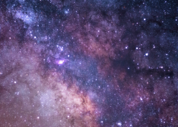 Estudo de pesquisadores sul-africanos propõe, de forma teórica, que o colapso de estrelas de nêutrons poderia indicar uma reversão da flecha do tempo em condições extremas de gravidade.