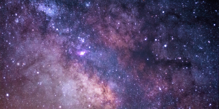 Estudo de pesquisadores sul-africanos propõe, de forma teórica, que o colapso de estrelas de nêutrons poderia indicar uma reversão da flecha do tempo em condições extremas de gravidade.