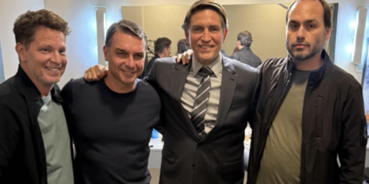 Mario Frias nega participação de Daniel Vorcaro no financiamento do filme Dark Horse, baseado em Jair Bolsonaro, e afirma que produção usa apenas capital privado.