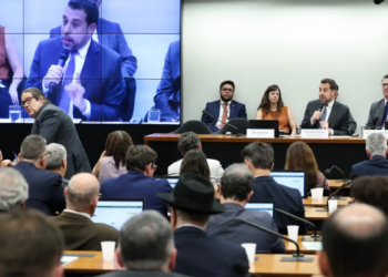 Debate na Câmara dos Deputados sobre o fim da escala 6x1 e redução da jornada semanal ganha força, com discussões sobre impacto econômico, direitos trabalhistas e possível adoção do modelo 5x2 no Brasil.