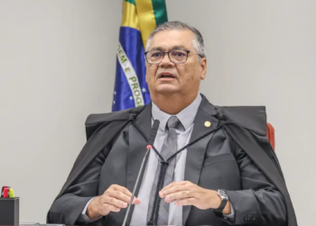 Flávio Dino determina investigação sigilosa sobre emendas parlamentares destinadas a ONGs e produção de filme sobre Jair Bolsonaro.