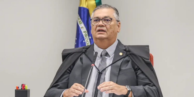 Flávio Dino determina investigação sigilosa sobre emendas parlamentares destinadas a ONGs e produção de filme sobre Jair Bolsonaro.