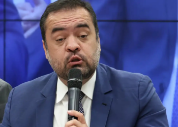 Polícia Federal realiza operação contra grupo do setor de combustíveis e faz busca no apartamento do ex-governador Cláudio Castro, no Rio de Janeiro. Investigação inclui bloqueio bilionário de ativos.