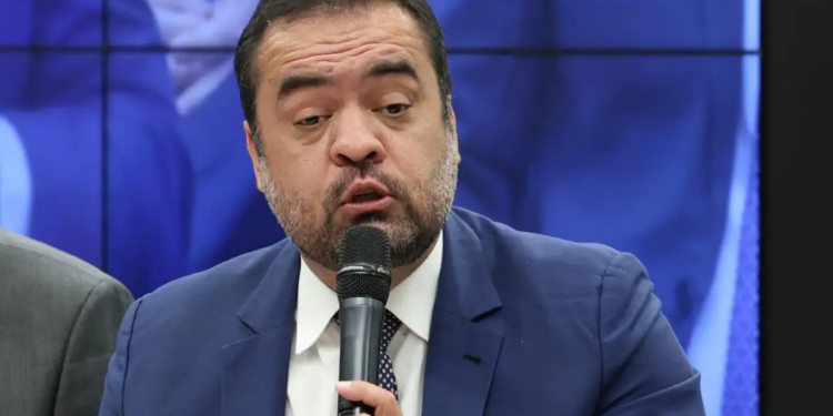 Polícia Federal realiza operação contra grupo do setor de combustíveis e faz busca no apartamento do ex-governador Cláudio Castro, no Rio de Janeiro. Investigação inclui bloqueio bilionário de ativos.