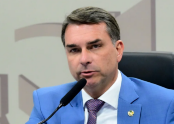 Flávio Bolsonaro comenta áudios e mensagens com Daniel Vorcaro e afirma que buscava investidores privados para filme sobre Jair Bolsonaro.