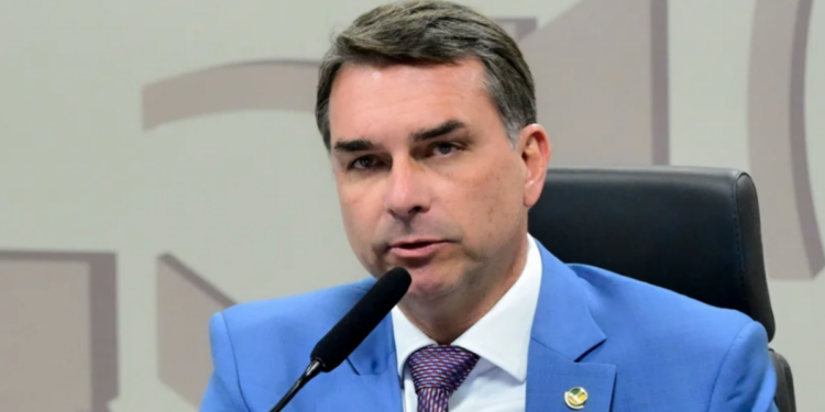 Flávio Bolsonaro comenta áudios e mensagens com Daniel Vorcaro e afirma que buscava investidores privados para filme sobre Jair Bolsonaro.