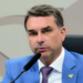 Flávio Bolsonaro comenta áudios e mensagens com Daniel Vorcaro e afirma que buscava investidores privados para filme sobre Jair Bolsonaro.