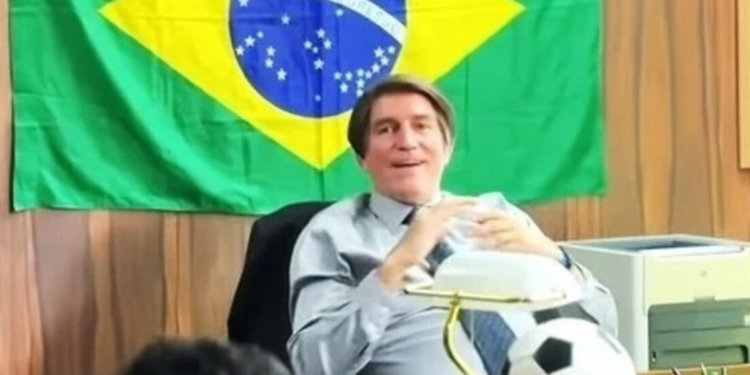Vazamento de trechos do roteiro de “Dark Horse”, filme inspirado em Jair Bolsonaro, provoca repercussão nas redes por diálogos polêmicos e referências religiosas.
