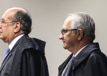Conversa entre ministros do STF durante sessão plenária teria exposto divergências sobre a condução de processos e organização interna da Corte, segundo reportagem.
