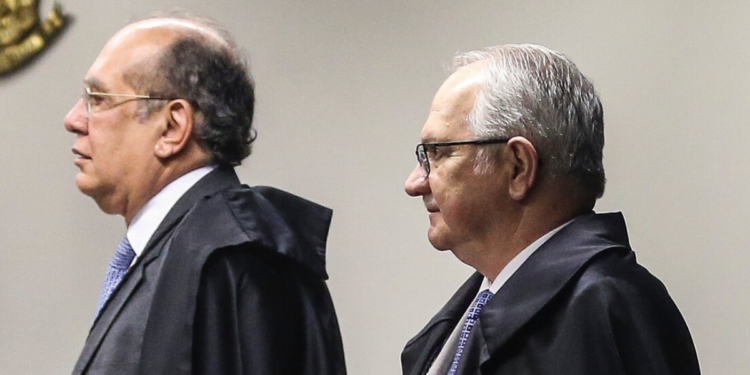 Conversa entre ministros do STF durante sessão plenária teria exposto divergências sobre a condução de processos e organização interna da Corte, segundo reportagem.