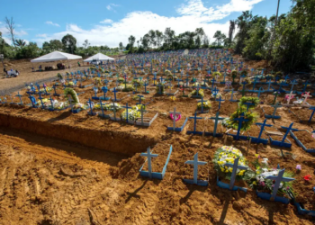Estudo internacional indica que a pandemia de covid-19 reduziu a expectativa de vida no Brasil em 3,4 anos, com variações entre regiões e aumento expressivo da mortalidade.