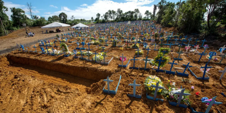 Estudo internacional indica que a pandemia de covid-19 reduziu a expectativa de vida no Brasil em 3,4 anos, com variações entre regiões e aumento expressivo da mortalidade.