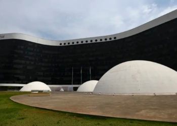 Especialistas alertam para riscos da inteligência artificial nas eleições de 2026. TSE terá desafio de combater desinformação e conteúdos manipulados por IA.