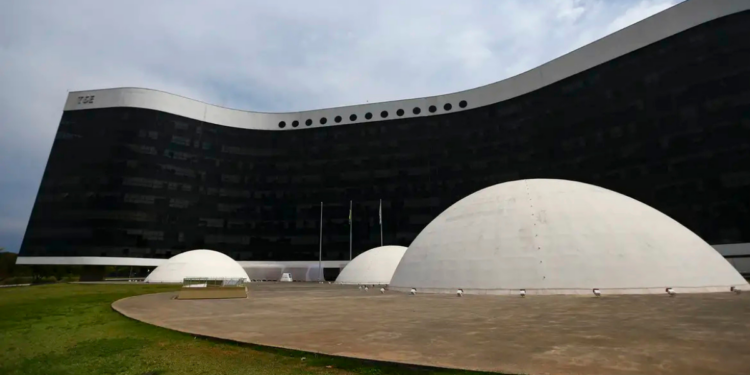 Especialistas alertam para riscos da inteligência artificial nas eleições de 2026. TSE terá desafio de combater desinformação e conteúdos manipulados por IA.