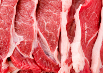Carne brasileira enfrenta nova barreira na China após cota anual se esgotar. Entenda como funciona a tarifa de 67%.