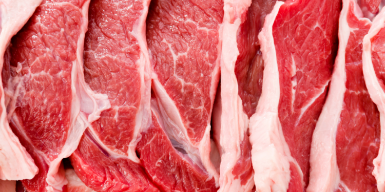 Carne brasileira enfrenta nova barreira na China após cota anual se esgotar. Entenda como funciona a tarifa de 67%.