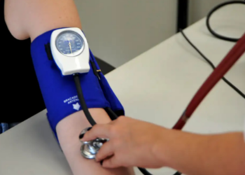 Hipertensão arterial afeta mais de 30% dos brasileiros, muitas vezes sem sintomas. Especialistas alertam para prevenção, diagnóstico precoce e mudanças no estilo de vida.